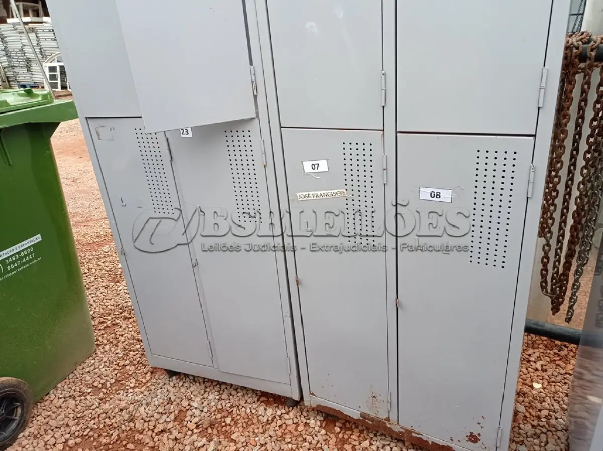 LOTE 492 - 02 ARMÁRIOS ROUPEIRO EM AÇO. (NO ESTADO) ATENÇÃO! FAZER A VISITAÇÃO ANTES DE ARREMATAR, NÃO SABEMOS SE FUNCIONA. LEILÃO NÃO TEM GARANTIA E NEM DEVOLUÇÃO, SUJEITO A POSSÍVEIS AVARIAS VISÍVEIS/OCULTAS E/OU AUSÊNCIA DE COMPONENTES.