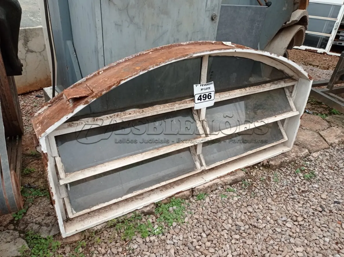 LOTE 496 - 01 JANELA VENEZIANA PEQUENA. (NO ESTADO) ATENÇÃO! FAZER A VISITAÇÃO ANTES DE ARREMATAR, NÃO SABEMOS SE FUNCIONA. LEILÃO NÃO TEM GARANTIA E NEM DEVOLUÇÃO, SUJEITO A POSSÍVEIS AVARIAS VISÍVEIS/OCULTAS E/OU AUSÊNCIA DE COMPONENTES.