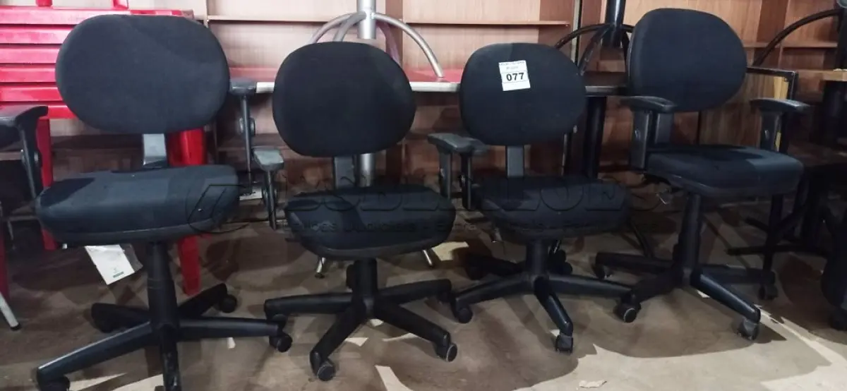 LOTE 077 - 04 CADEIRAS GIRATÓRIAS PARA ESCRITÓRIO. (NO ESTADO, NÃO SABEMOS SE FUNCIONA. LEILÃO NÃO TEM GARANTIA E NEM DEVOLUÇÃO).