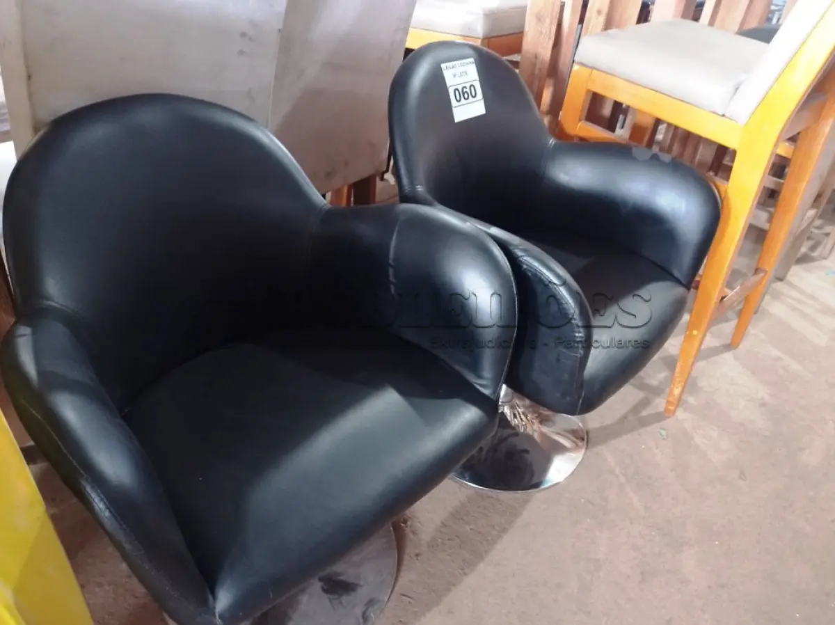 LOTE 060 - 02 POLTRONAS ESTOFADAS PARA ESCRITÓRIO. (NO ESTADO, NÃO SABEMOS SE FUNCIONA. LEILÃO NÃO TEM GARANTIA E NEM DEVOLUÇÃO).