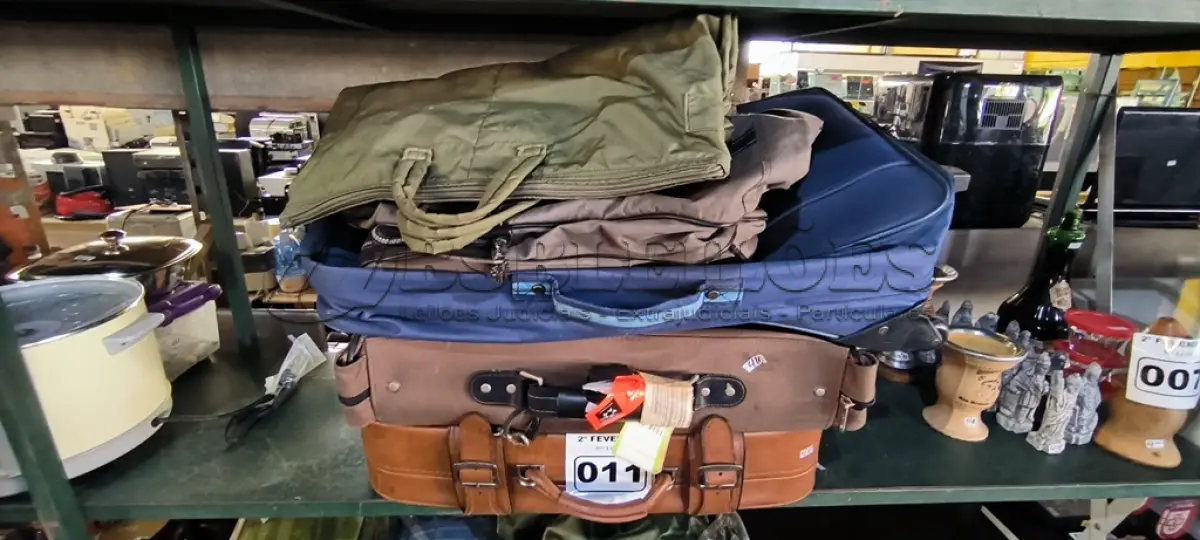 LOTE 011 - 02 BOLSAS E 02 MALAS PARA VIAGEM (NO ESTADO, NÃO SABEMOS SE FUNCIONA. LEILÃO NÃO TEM GARANTIA E NEM DEVOLUÇÃO).