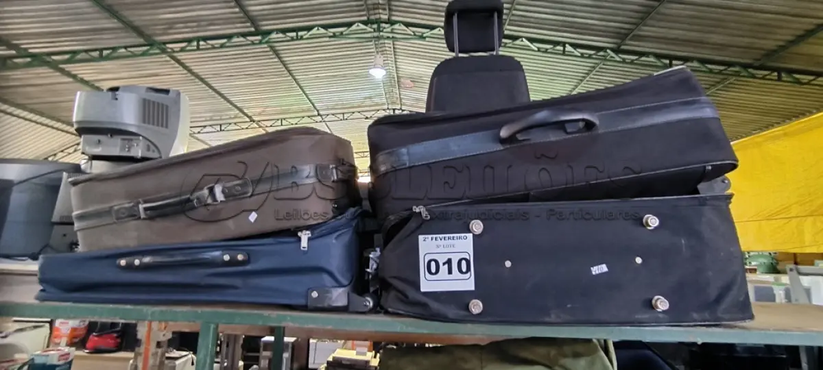LOTE 010 - 04 MALAS PARA VIAGEM (NO ESTADO, NÃO SABEMOS SE FUNCIONA. LEILÃO NÃO TEM GARANTIA E NEM DEVOLUÇÃO).