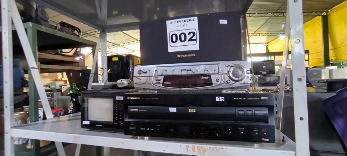 LOTE 002 - 01 LOTE COM DVD PIONNER, VSH SEMP , TELEVISÃO ANTIGA E CAIXA DE SOM PIONNER (NO ESTADO, NÃO SABEMOS SE FUNCIONA. LEILÃO NÃO TEM GARANTIA E NEM DEVOLUÇÃO). 