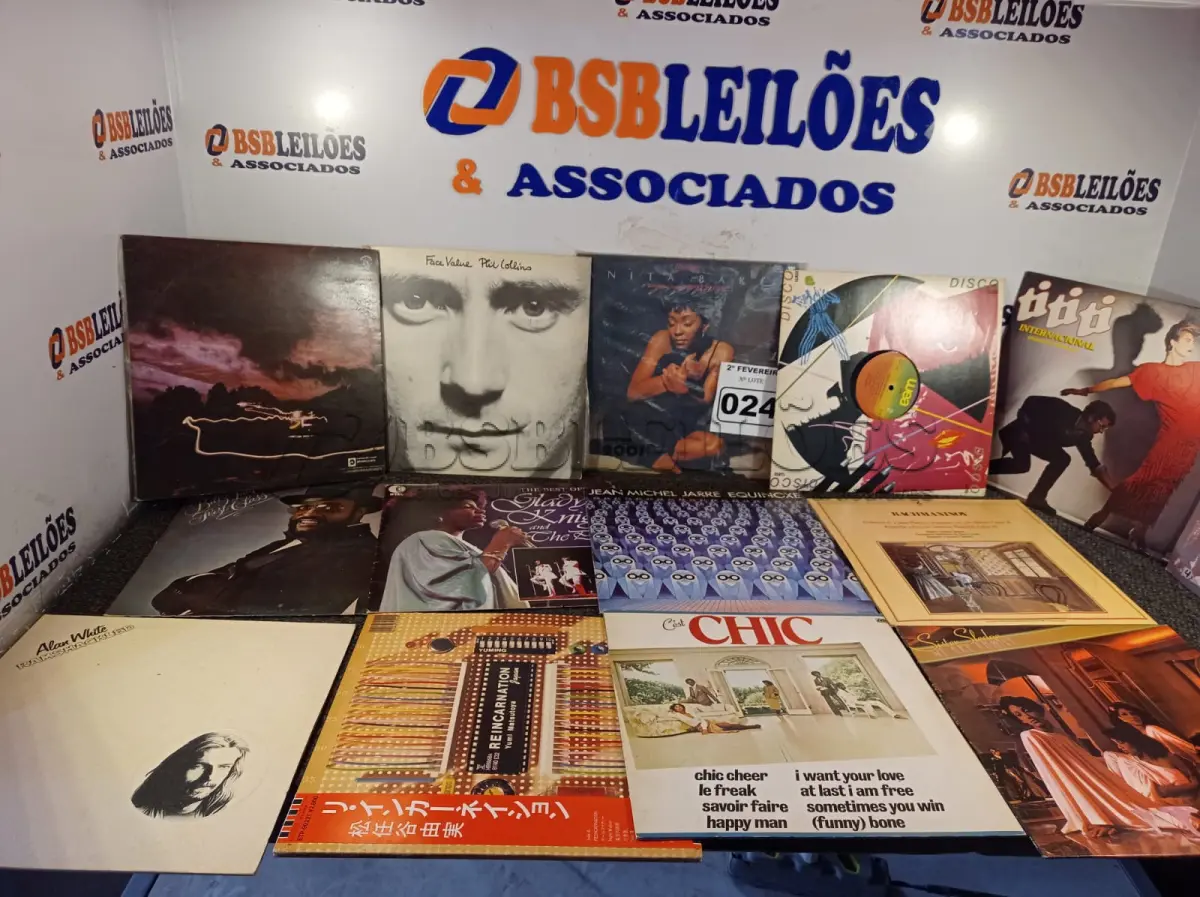 LOTE 024 - 01 LOTE COM DISCOS EM VINIL (NO ESTADO, NÃO SABEMOS SE FUNCIONA. LEILÃO NÃO TEM GARANTIA E NEM DEVOLUÇÃO).