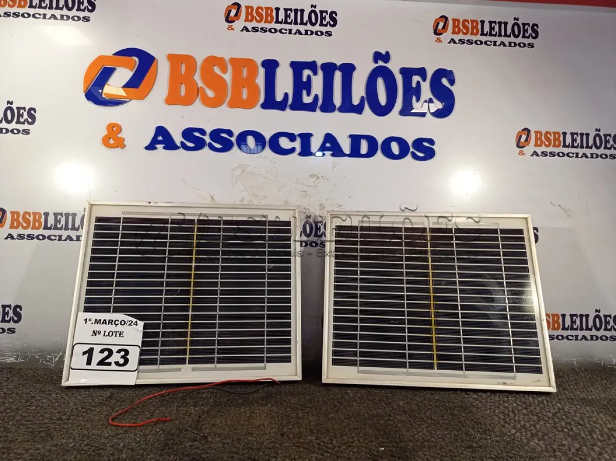 LOTE 123 - 02 PAINÉIS SOLARES 18V 10W. (NO ESTADO) ATENÇÃO! FAZER A VISITAÇÃO ANTES DE ARREMATAR, NÃO SABEMOS SE FUNCIONA. LEILÃO NÃO TEM GARANTIA E NEM DEVOLUÇÃO, SUJEITO A POSSÍVEIS AVARIAS VISÍVEIS/OCULTAS E/OU AUSÊNCIA DE COMPONENTES.