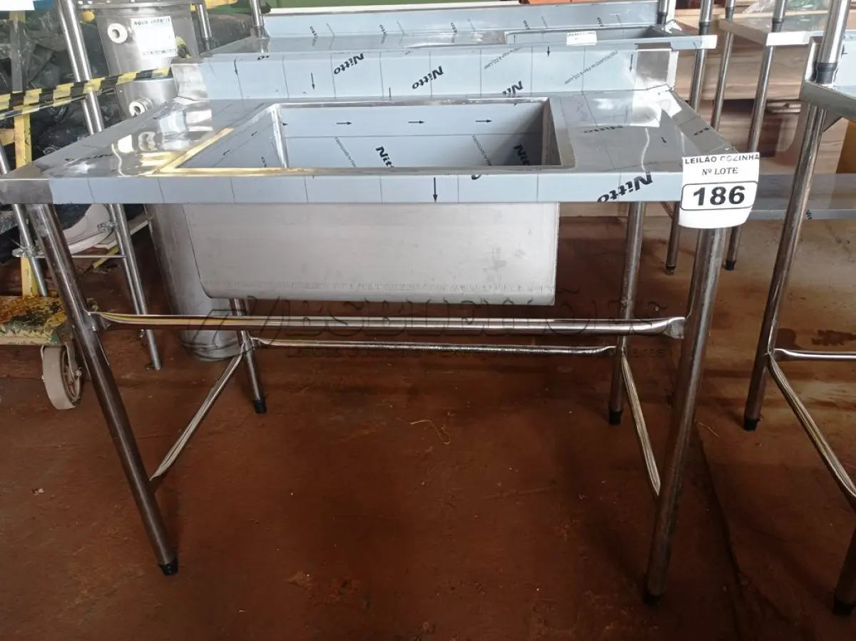LOTE 186 - 01 MESA COM TANQUE E ESPELHO MEDINDO 110CMX66CM EM AÇO INOX. (NO ESTADO, NÃO SABEMOS SE FUNCIONA. LEILÃO NÃO TEM GARANTIA E NEM DEVOLUÇÃO).