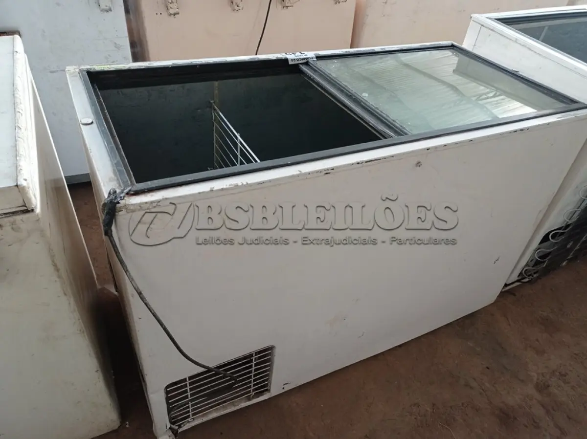 LOTE 135 - 01 FREEZER HORIZONTAL COM TAMPAS DE CORRER 220V. (NO ESTADO) ATENÇÃO! FAZER A VISITAÇÃO ANTES DE ARREMATAR, NÃO SABEMOS SE FUNCIONA. LEILÃO NÃO TEM GARANTIA E NEM DEVOLUÇÃO, SUJEITO A POSSÍVEIS AVARIAS VISÍVEIS/OCULTAS E/OU AUSÊNCIA DE COMPONENTES.