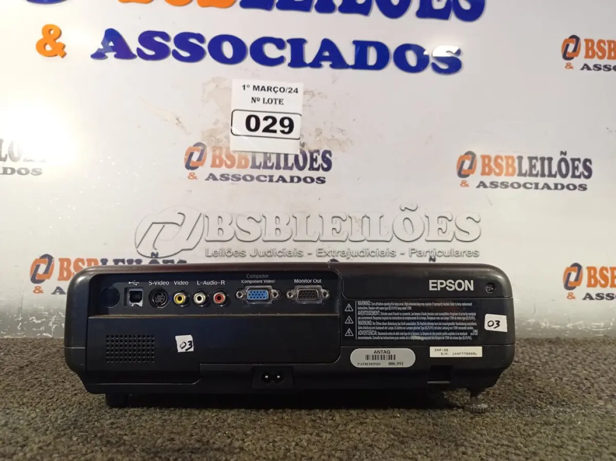 LOTE 029 - 01 PROJETOR MULTIMIDIA MARCA EPSON. (NO ESTADO) ATENÇÃO! FAZER A VISITAÇÃO ANTES DE ARREMATAR, NÃO SABEMOS SE FUNCIONA. LEILÃO NÃO TEM GARANTIA E NEM DEVOLUÇÃO, SUJEITO A POSSÍVEIS AVARIAS VISÍVEIS/OCULTAS E/OU AUSÊNCIA DE COMPONENTES.