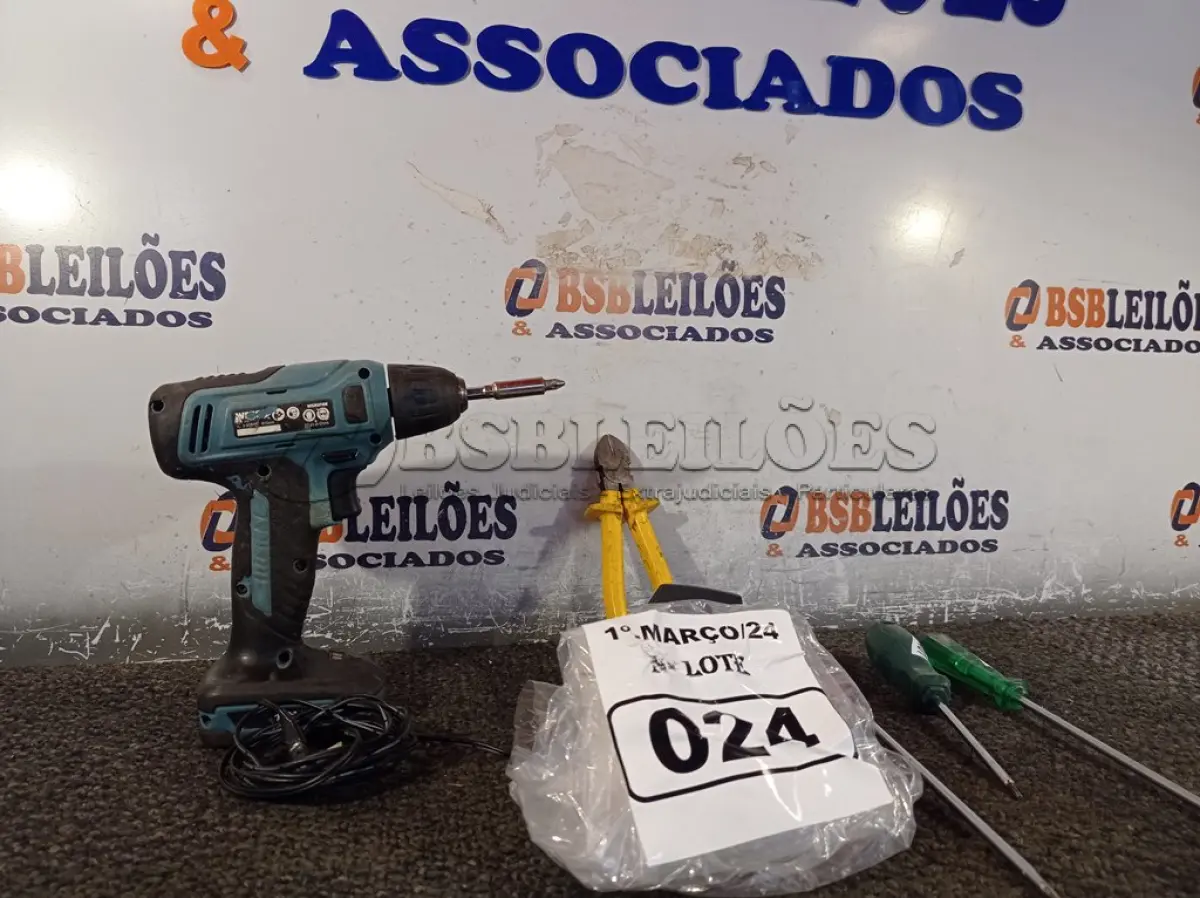 LOTE 024 - 01 PARAFUSADEIRA E VÁRIAS FERRAMENTAS. (NO ESTADO) ATENÇÃO! FAZER A VISITAÇÃO ANTES DE ARREMATAR, NÃO SABEMOS SE FUNCIONA. LEILÃO NÃO TEM GARANTIA E NEM DEVOLUÇÃO, SUJEITO A POSSÍVEIS AVARIAS VISÍVEIS/OCULTAS E/OU AUSÊNCIA DE COMPONENTES.