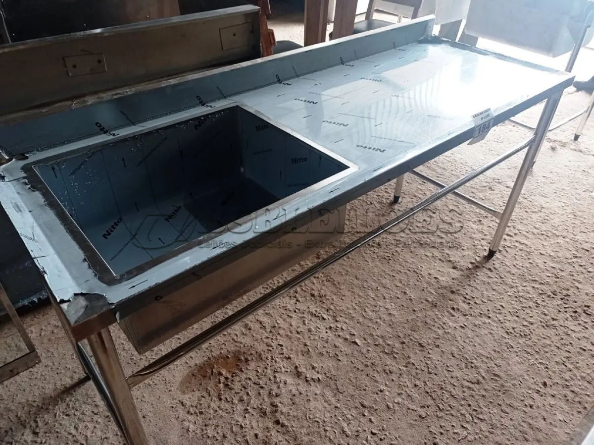 LOTE 184 - 01 BANCADA COM PIA DO LADO ESQUERDO E ESPELHO MEDINDO 180CMX66CM EM AÇO INOX. (NOVO) (NO ESTADO, NÃO SABEMOS SE FUNCIONA. LEILÃO NÃO TEM GARANTIA E NEM DEVOLUÇÃO).