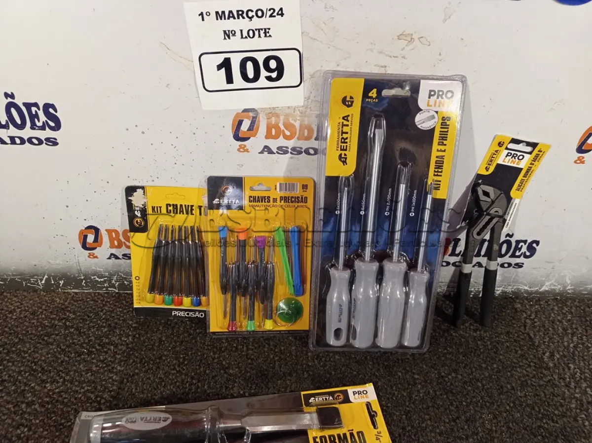 LOTE 109 - 01 KIT DE CHAVE FENDA/PHILIPS, 01 FORMÃO, 01 KIT DE CHAVE DE PRECISÃO, 01 KIT DE CHAVE TORX E 01 ALICATE BOMBA D’AGUA 8”. (NO ESTADO) ATENÇÃO! FAZER A VISITAÇÃO ANTES DE ARREMATAR, NÃO SABEMOS SE FUNCIONA. LEILÃO NÃO TEM GARANTIA E NEM DEVOLUÇÃO, SUJEITO A POSSÍVEIS AVARIAS VISÍVEIS/OCULTAS E/OU AUSÊNCIA DE COMPONENTES.