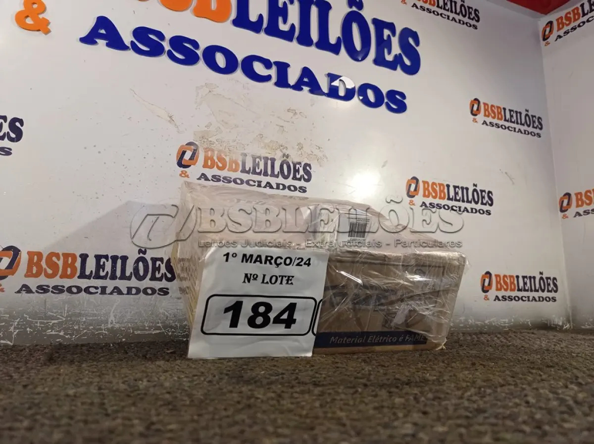 LOTE 184 - 01 LOTE COM APROXIMADAMENTE 80 LÂMPADAS DICROICA 1W 220V. (NO ESTADO) ATENÇÃO! FAZER A VISITAÇÃO ANTES DE ARREMATAR, NÃO SABEMOS SE FUNCIONA. LEILÃO NÃO TEM GARANTIA E NEM DEVOLUÇÃO, SUJEITO A POSSÍVEIS AVARIAS VISÍVEIS/OCULTAS E/OU AUSÊNCIA DE COMPONENTES.