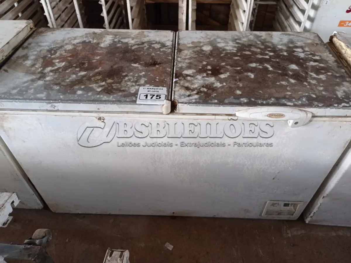 LOTE 175 - 01 FREEZER HORIZONTAL 02 TAMPAS 220V. (NO ESTADO) ATENÇÃO! FAZER A VISITAÇÃO ANTES DE ARREMATAR, NÃO SABEMOS SE FUNCIONA. LEILÃO NÃO TEM GARANTIA E NEM DEVOLUÇÃO, SUJEITO A POSSÍVEIS AVARIAS VISÍVEIS/OCULTAS E/OU AUSÊNCIA DE COMPONENTES.