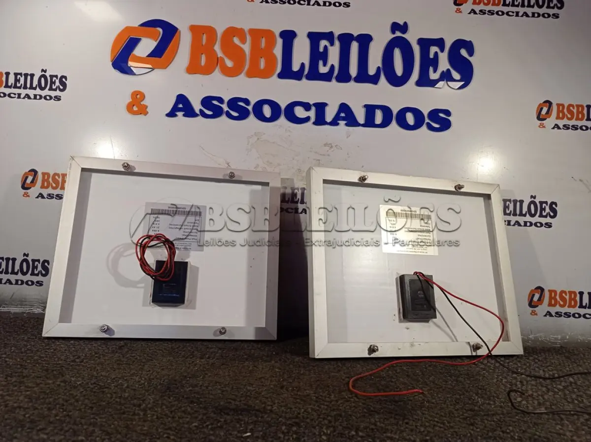 LOTE 164 - 02 PAINÉIS SOLARES 18V 10W. (NO ESTADO) ATENÇÃO! FAZER A VISITAÇÃO ANTES DE ARREMATAR, NÃO SABEMOS SE FUNCIONA. LEILÃO NÃO TEM GARANTIA E NEM DEVOLUÇÃO, SUJEITO A POSSÍVEIS AVARIAS VISÍVEIS/OCULTAS E/OU AUSÊNCIA DE COMPONENTES.