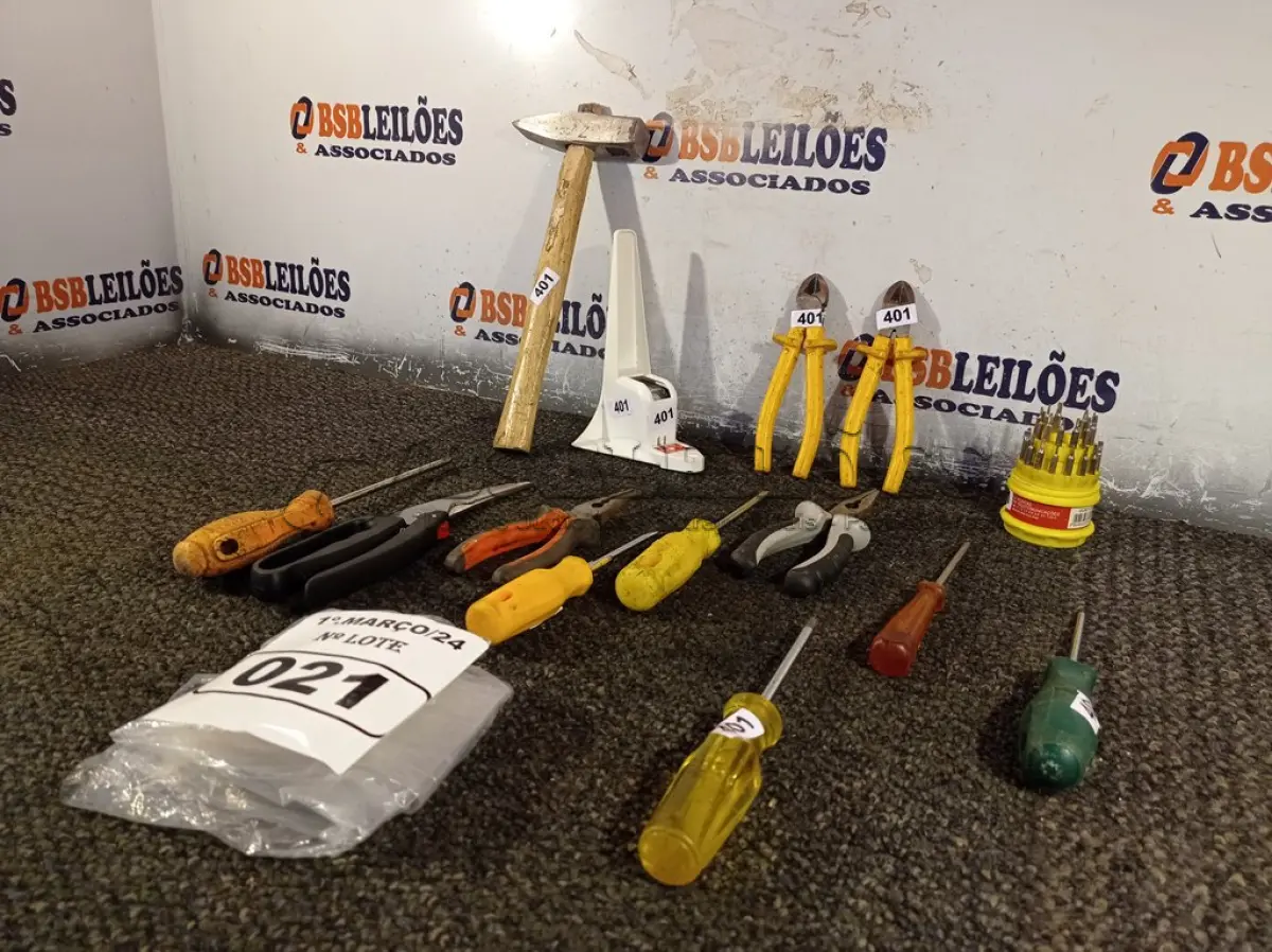 LOTE 021 - 01 LOTE COM FERRAMENTAS DIVERSAS. (NO ESTADO) ATENÇÃO! FAZER A VISITAÇÃO ANTES DE ARREMATAR, NÃO SABEMOS SE FUNCIONA. LEILÃO NÃO TEM GARANTIA E NEM DEVOLUÇÃO, SUJEITO A POSSÍVEIS AVARIAS VISÍVEIS/OCULTAS E/OU AUSÊNCIA DE COMPONENTES.