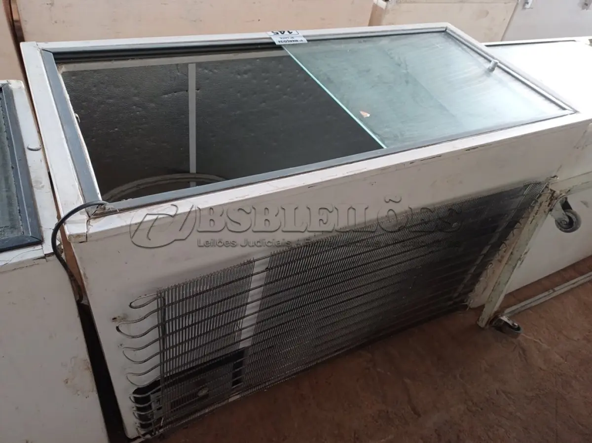 LOTE 145 - 01 FREEZER HORIZONTAL COM TAMPAS DE CORRER 220V. (NO ESTADO) ATENÇÃO! FAZER A VISITAÇÃO ANTES DE ARREMATAR, NÃO SABEMOS SE FUNCIONA. LEILÃO NÃO TEM GARANTIA E NEM DEVOLUÇÃO, SUJEITO A POSSÍVEIS AVARIAS VISÍVEIS/OCULTAS E/OU AUSÊNCIA DE COMPONENTES.