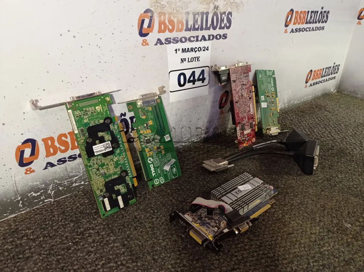 LOTE 044 - 05 PLACAS DE VÍDEO MARCAS E MODELOS DIVERSOS. (NO ESTADO) ATENÇÃO! FAZER A VISITAÇÃO ANTES DE ARREMATAR, NÃO SABEMOS SE FUNCIONA. LEILÃO NÃO TEM GARANTIA E NEM DEVOLUÇÃO, SUJEITO A POSSÍVEIS AVARIAS VISÍVEIS/OCULTAS E/OU AUSÊNCIA DE COMPONENTES.
