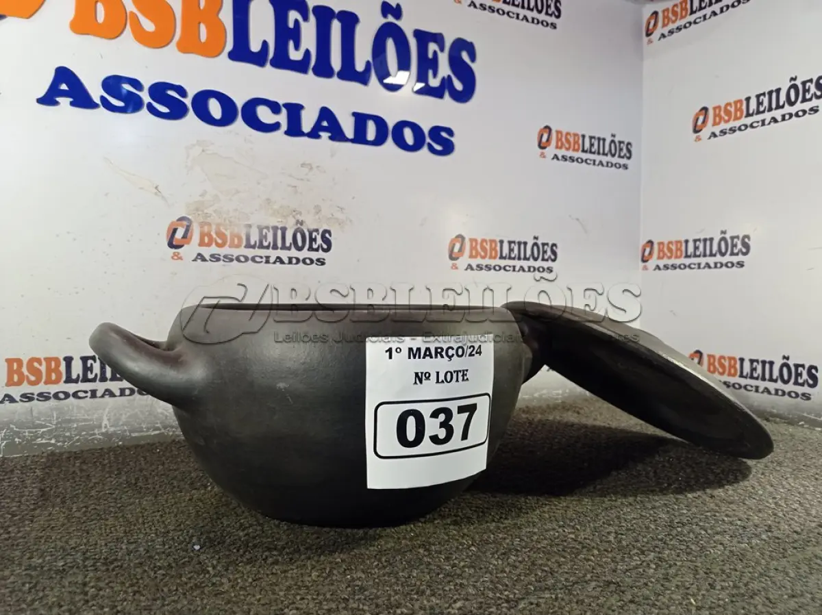 LOTE 037 - 01 PANELA DE BARRO. (NO ESTADO) ATENÇÃO! FAZER A VISITAÇÃO ANTES DE ARREMATAR, NÃO SABEMOS SE FUNCIONA. LEILÃO NÃO TEM GARANTIA E NEM DEVOLUÇÃO, SUJEITO A POSSÍVEIS AVARIAS VISÍVEIS/OCULTAS E/OU AUSÊNCIA DE COMPONENTES.