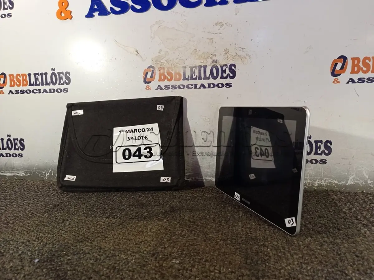 LOTE 043 - 01 TABLET MARCA SAMSUNG. (NO ESTADO) ATENÇÃO! FAZER A VISITAÇÃO ANTES DE ARREMATAR, NÃO SABEMOS SE FUNCIONA. LEILÃO NÃO TEM GARANTIA E NEM DEVOLUÇÃO, SUJEITO A POSSÍVEIS AVARIAS VISÍVEIS/OCULTAS E/OU AUSÊNCIA DE COMPONENTES.