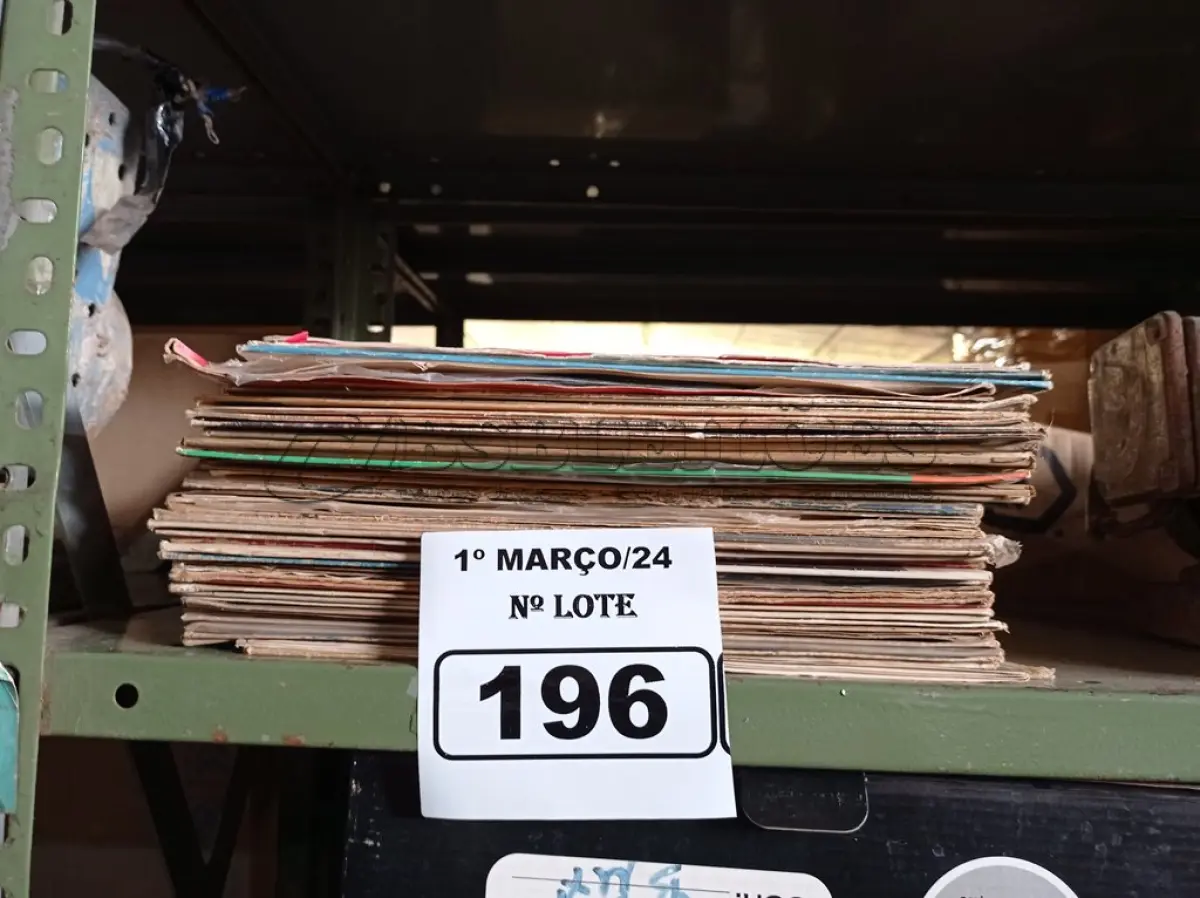 LOTE 196 - 01 LOTE COM VÁRIOS DISCOS DE VINIL. (NO ESTADO) ATENÇÃO! FAZER A VISITAÇÃO ANTES DE ARREMATAR, NÃO SABEMOS SE FUNCIONA. LEILÃO NÃO TEM GARANTIA E NEM DEVOLUÇÃO, SUJEITO A POSSÍVEIS AVARIAS VISÍVEIS/OCULTAS E/OU AUSÊNCIA DE COMPONENTES.
