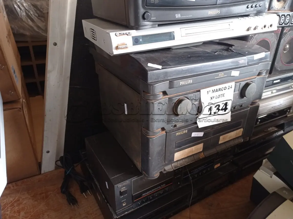 LOTE 134 - 04 VIDEOCASSETES, 01 STÉREO DUPLO CASSETE DECK, 01 APARELHO DE SOM 3X1, 03 APARELHOS DE DVD, 01 RÉGUA ELÉTRICA PARA RACK, 01 TOCA CD E 03 GRAVADORES DE FITA CASSETE. (NO ESTADO) ATENÇÃO! FAZER A VISITAÇÃO ANTES DE ARREMATAR, NÃO SABEMOS SE FUNCIONA. LEILÃO NÃO TEM GARANTIA E NEM DEVOLUÇÃO, SUJEITO A POSSÍVEIS AVARIAS VISÍVEIS/OCULTAS E/OU AUSÊNCIA DE COMPONENTES.