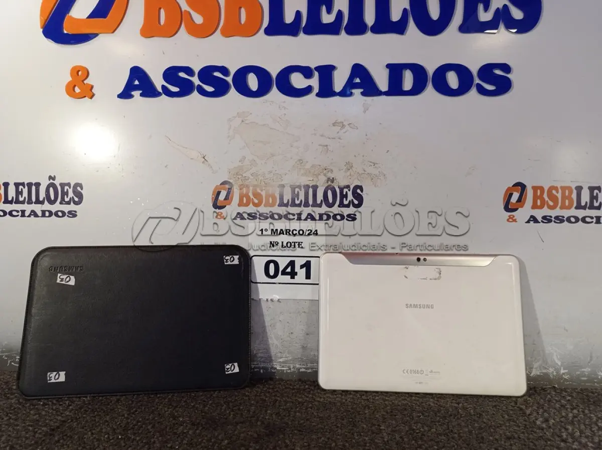 LOTE 041 - 01 TABLET MARCA SAMSUNG. (NO ESTADO) ATENÇÃO! FAZER A VISITAÇÃO ANTES DE ARREMATAR, NÃO SABEMOS SE FUNCIONA. LEILÃO NÃO TEM GARANTIA E NEM DEVOLUÇÃO, SUJEITO A POSSÍVEIS AVARIAS VISÍVEIS/OCULTAS E/OU AUSÊNCIA DE COMPONENTES.