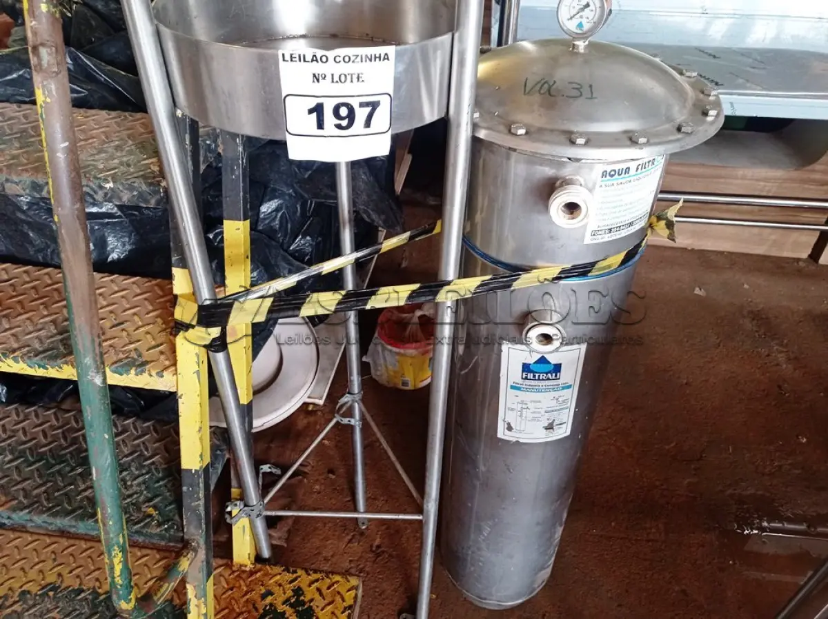 LOTE 197 - 01 FILTRO DE ÁGUA CENTRAL COM BASE MARCA FILTRALI EM AÇO INOX. (NO ESTADO, NÃO SABEMOS SE FUNCIONA. LEILÃO NÃO TEM GARANTIA E NEM DEVOLUÇÃO).