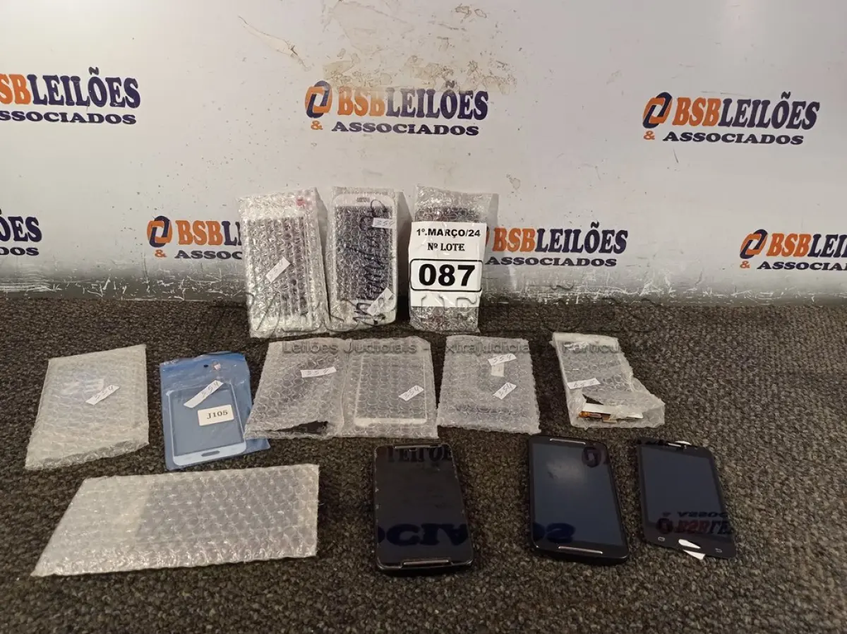 LOTE 087 - 01 LOTE COM VÁRIAS TELAS DE CELULARES MARCAS E MODELOS DIVERSOS. (NO ESTADO) ATENÇÃO! FAZER A VISITAÇÃO ANTES DE ARREMATAR, NÃO SABEMOS SE FUNCIONA. LEILÃO NÃO TEM GARANTIA E NEM DEVOLUÇÃO, SUJEITO A POSSÍVEIS AVARIAS VISÍVEIS/OCULTAS E/OU AUSÊNCIA DE COMPONENTES.