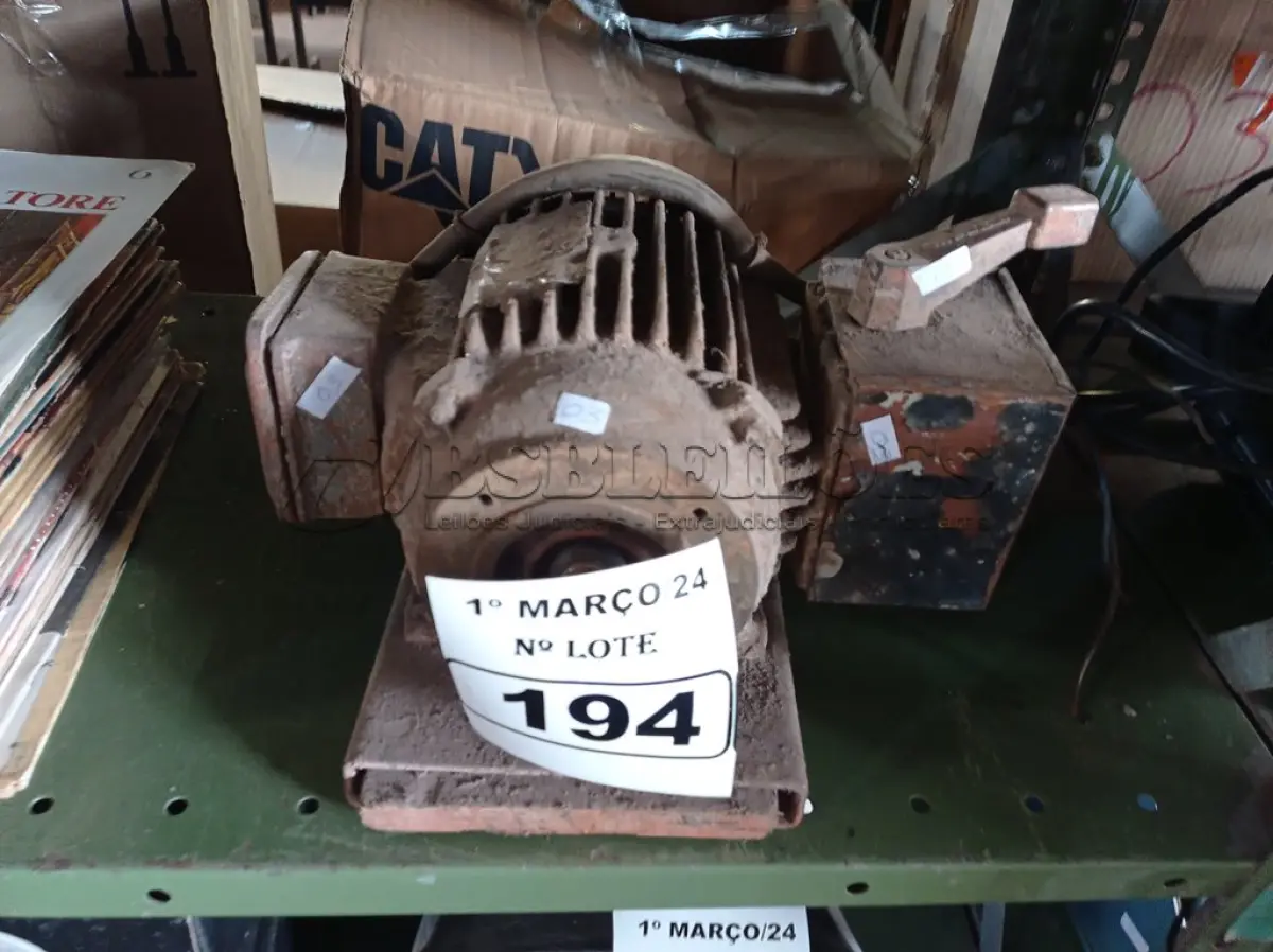 LOTE 194 - 01 MOTOR ELÉTRICO. (NO ESTADO) ATENÇÃO! FAZER A VISITAÇÃO ANTES DE ARREMATAR, NÃO SABEMOS SE FUNCIONA. LEILÃO NÃO TEM GARANTIA E NEM DEVOLUÇÃO, SUJEITO A POSSÍVEIS AVARIAS VISÍVEIS/OCULTAS E/OU AUSÊNCIA DE COMPONENTES.