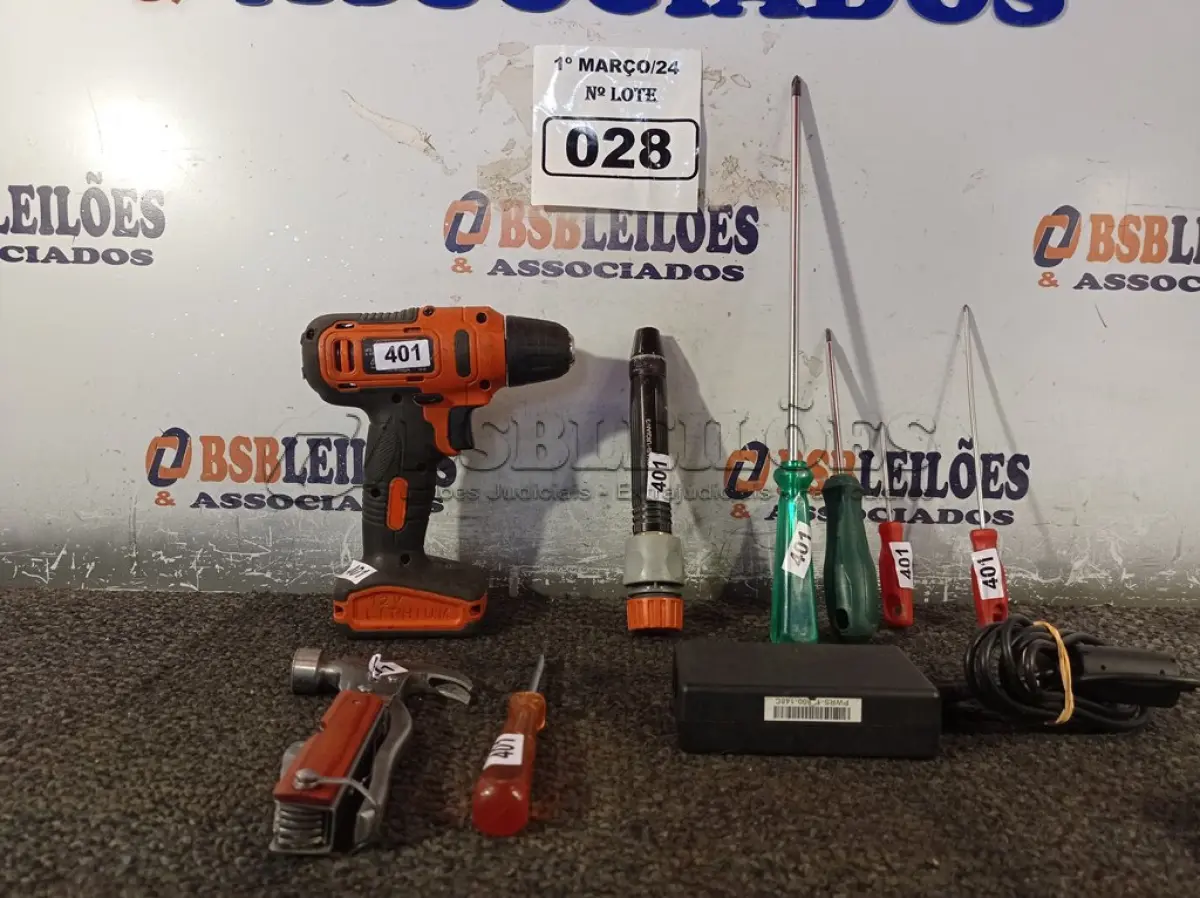 LOTE 028 - 01 PARAFUSADEIRA E VÁRIAS FERRAMENTAS. (NO ESTADO) ATENÇÃO! FAZER A VISITAÇÃO ANTES DE ARREMATAR, NÃO SABEMOS SE FUNCIONA. LEILÃO NÃO TEM GARANTIA E NEM DEVOLUÇÃO, SUJEITO A POSSÍVEIS AVARIAS VISÍVEIS/OCULTAS E/OU AUSÊNCIA DE COMPONENTES.