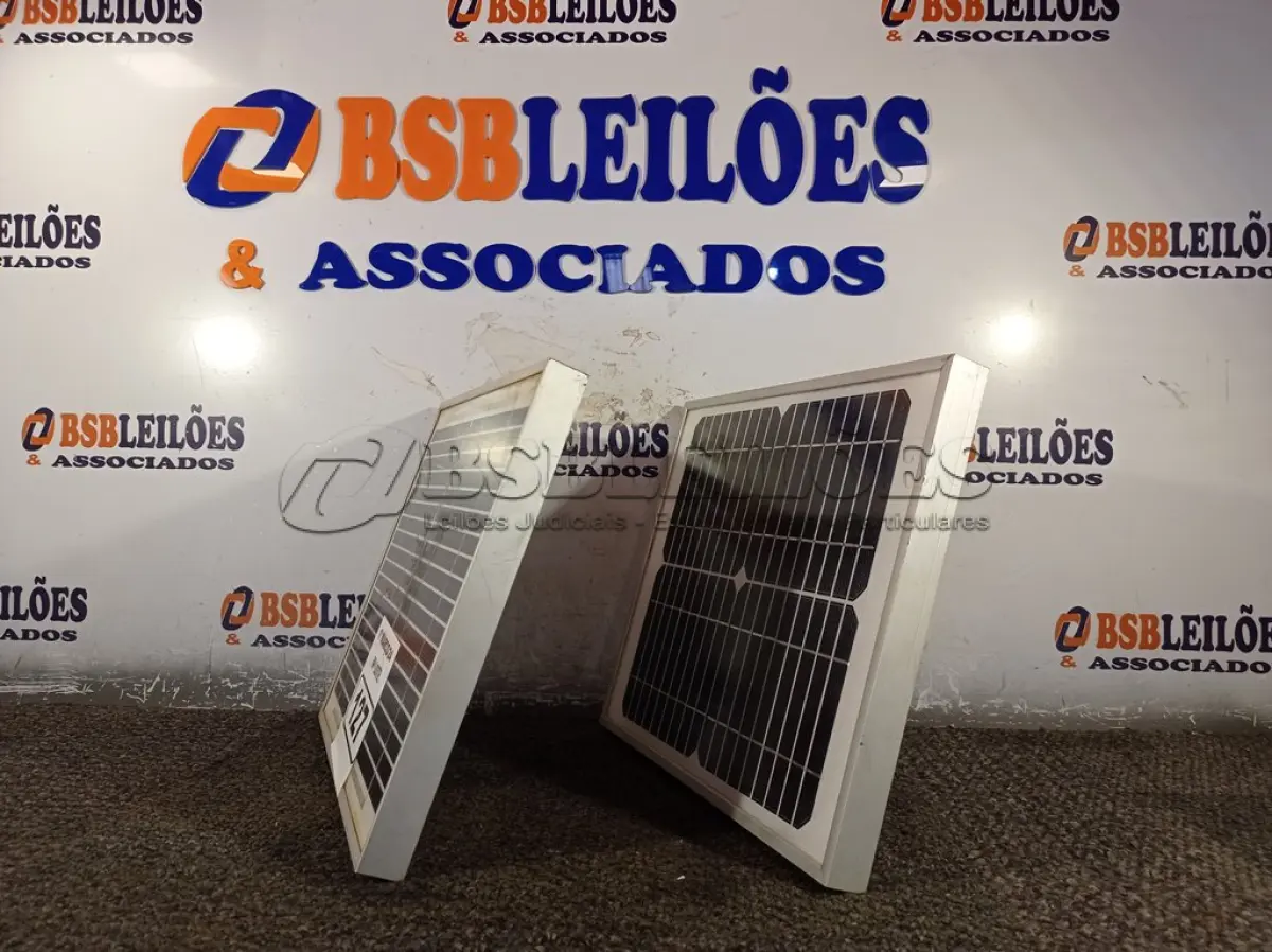 LOTE 127 - 02 PAINÉIS SOLARES 18V 10W. (NO ESTADO) ATENÇÃO! FAZER A VISITAÇÃO ANTES DE ARREMATAR, NÃO SABEMOS SE FUNCIONA. LEILÃO NÃO TEM GARANTIA E NEM DEVOLUÇÃO, SUJEITO A POSSÍVEIS AVARIAS VISÍVEIS/OCULTAS E/OU AUSÊNCIA DE COMPONENTES.