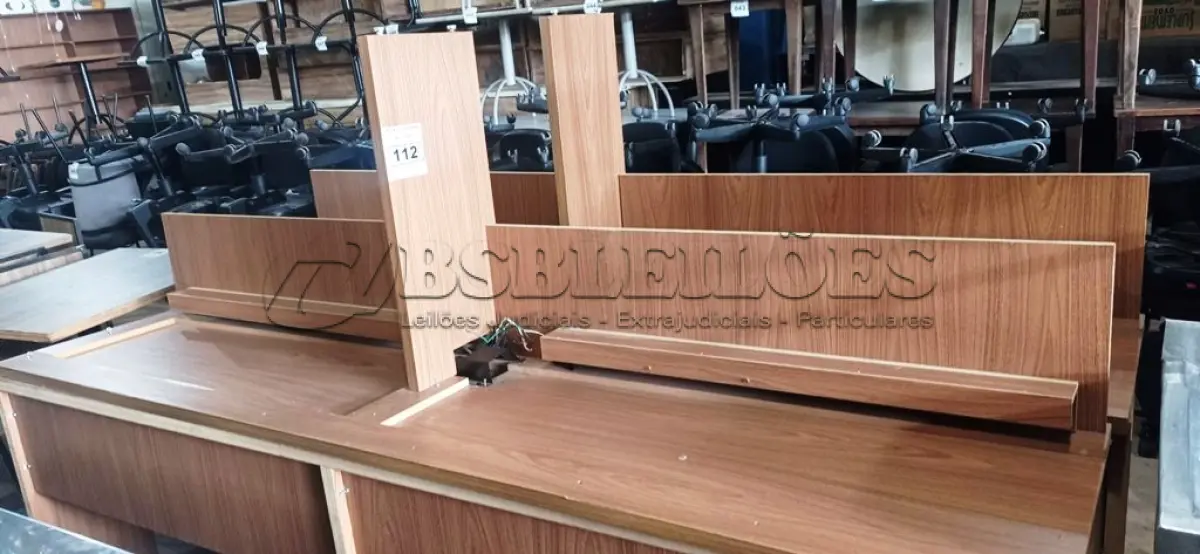 LOTE 112 - 04 MESAS DE MADEIRA PARA ESCRITÓRIO MEDINDO 250CMX55CM CADA. (NO ESTADO, NÃO SABEMOS SE FUNCIONA. LEILÃO NÃO TEM GARANTIA E NEM DEVOLUÇÃO).