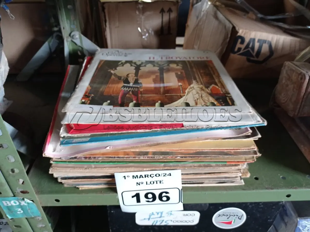 LOTE 196 - 01 LOTE COM VÁRIOS DISCOS DE VINIL. (NO ESTADO) ATENÇÃO! FAZER A VISITAÇÃO ANTES DE ARREMATAR, NÃO SABEMOS SE FUNCIONA. LEILÃO NÃO TEM GARANTIA E NEM DEVOLUÇÃO, SUJEITO A POSSÍVEIS AVARIAS VISÍVEIS/OCULTAS E/OU AUSÊNCIA DE COMPONENTES.
