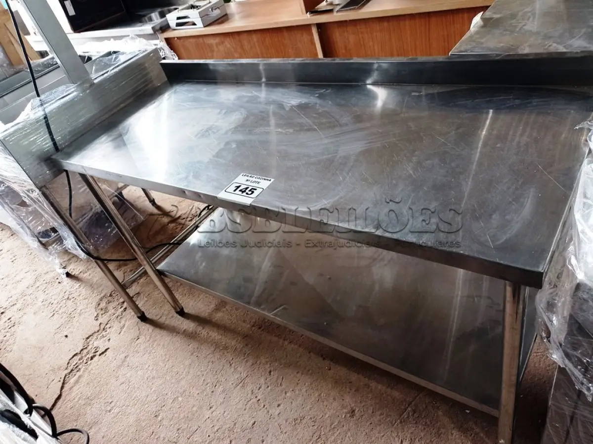 LOTE 145 - 01 MESA COM PANELEIRO E ESPELHO MEDINDO, 150CMX59CM EM AÇO INOX. (NO ESTADO, NÃO SABEMOS SE FUNCIONA. LEILÃO NÃO TEM GARANTIA E NEM DEVOLUÇÃO).