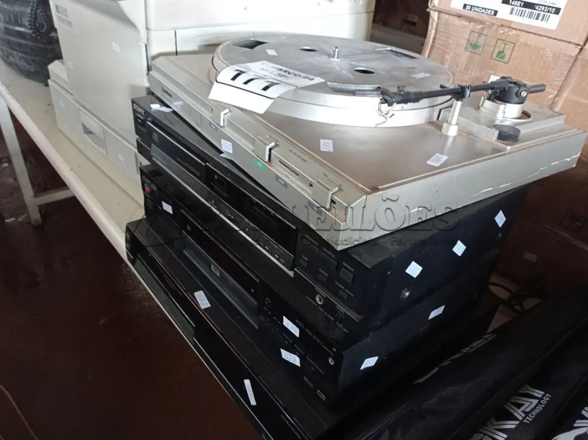 LOTE 171 - 02 TOCA CD, 01 VIDEOCASSETE E 01 TOCA DISCOS. (NO ESTADO) ATENÇÃO! FAZER A VISITAÇÃO ANTES DE ARREMATAR, NÃO SABEMOS SE FUNCIONA. LEILÃO NÃO TEM GARANTIA E NEM DEVOLUÇÃO, SUJEITO A POSSÍVEIS AVARIAS VISÍVEIS/OCULTAS E/OU AUSÊNCIA DE COMPONENTES.