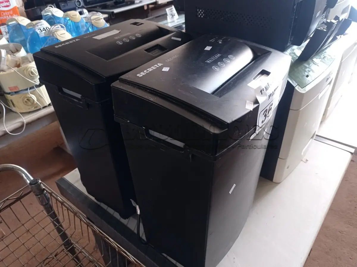 LOTE 362 - 02 FRAGMENTADORAS DE PAPEL. (NO ESTADO) ATENÇÃO! FAZER A VISITAÇÃO ANTES DE ARREMATAR, NÃO SABEMOS SE FUNCIONA. LEILÃO NÃO TEM GARANTIA E NEM DEVOLUÇÃO, SUJEITO A POSSÍVEIS AVARIAS VISÍVEIS/OCULTAS E/OU AUSÊNCIA DE COMPONENTES.