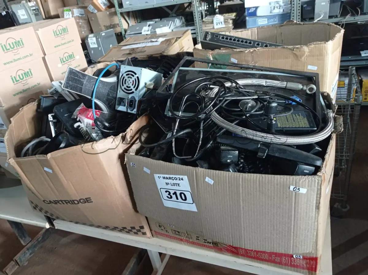LOTE 310 - 01 LOTE COM MATERIAIS DIVERSOS. (NO ESTADO) ATENÇÃO! FAZER A VISITAÇÃO ANTES DE ARREMATAR, NÃO SABEMOS SE FUNCIONA. LEILÃO NÃO TEM GARANTIA E NEM DEVOLUÇÃO, SUJEITO A POSSÍVEIS AVARIAS VISÍVEIS/OCULTAS E/OU AUSÊNCIA DE COMPONENTES.