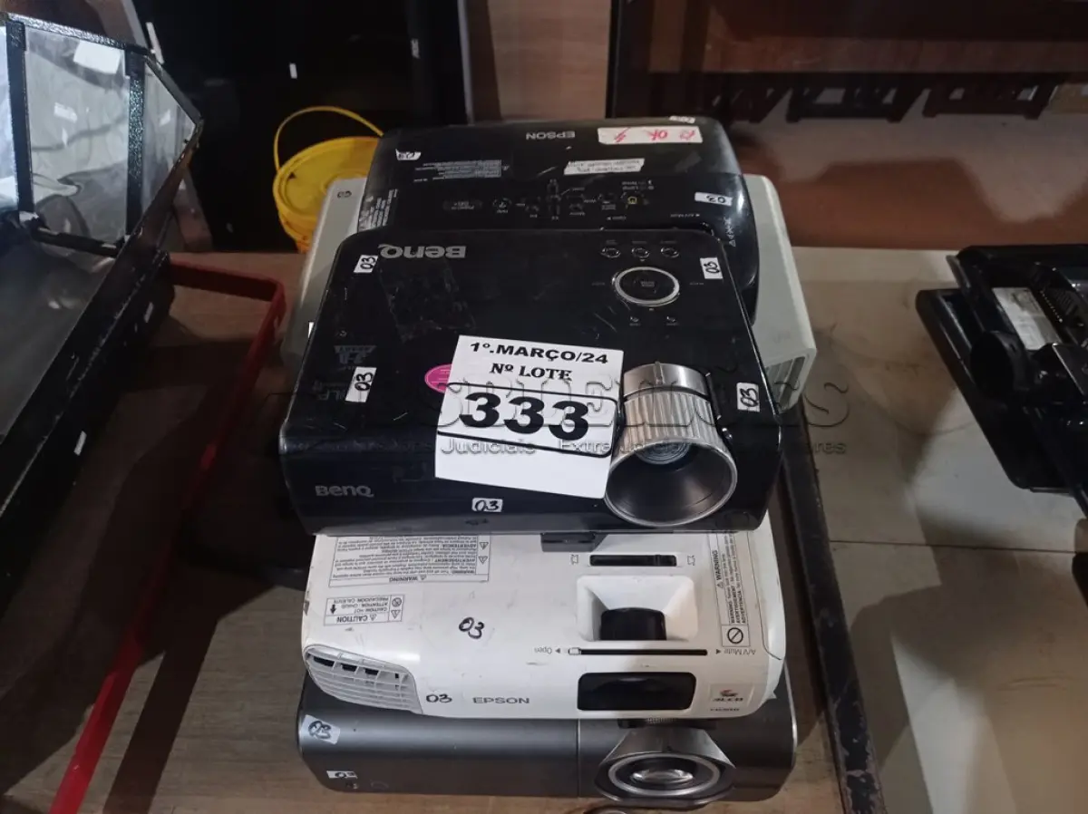 LOTE 333 - 05 PROJETORES MULTIMIDIA MARCAS E MODELOS DIVERSOS. (NO ESTADO) ATENÇÃO! FAZER A VISITAÇÃO ANTES DE ARREMATAR, NÃO SABEMOS SE FUNCIONA. LEILÃO NÃO TEM GARANTIA E NEM DEVOLUÇÃO, SUJEITO A POSSÍVEIS AVARIAS VISÍVEIS/OCULTAS E/OU AUSÊNCIA DE COMPONENTES.