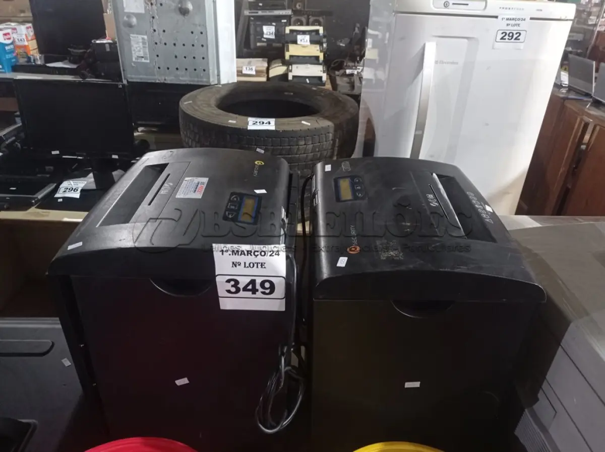 LOTE 349 - 02 FRAGMENTADORAS DE PAPEL. (NO ESTADO) ATENÇÃO! FAZER A VISITAÇÃO ANTES DE ARREMATAR, NÃO SABEMOS SE FUNCIONA. LEILÃO NÃO TEM GARANTIA E NEM DEVOLUÇÃO, SUJEITO A POSSÍVEIS AVARIAS VISÍVEIS/OCULTAS E/OU AUSÊNCIA DE COMPONENTES.