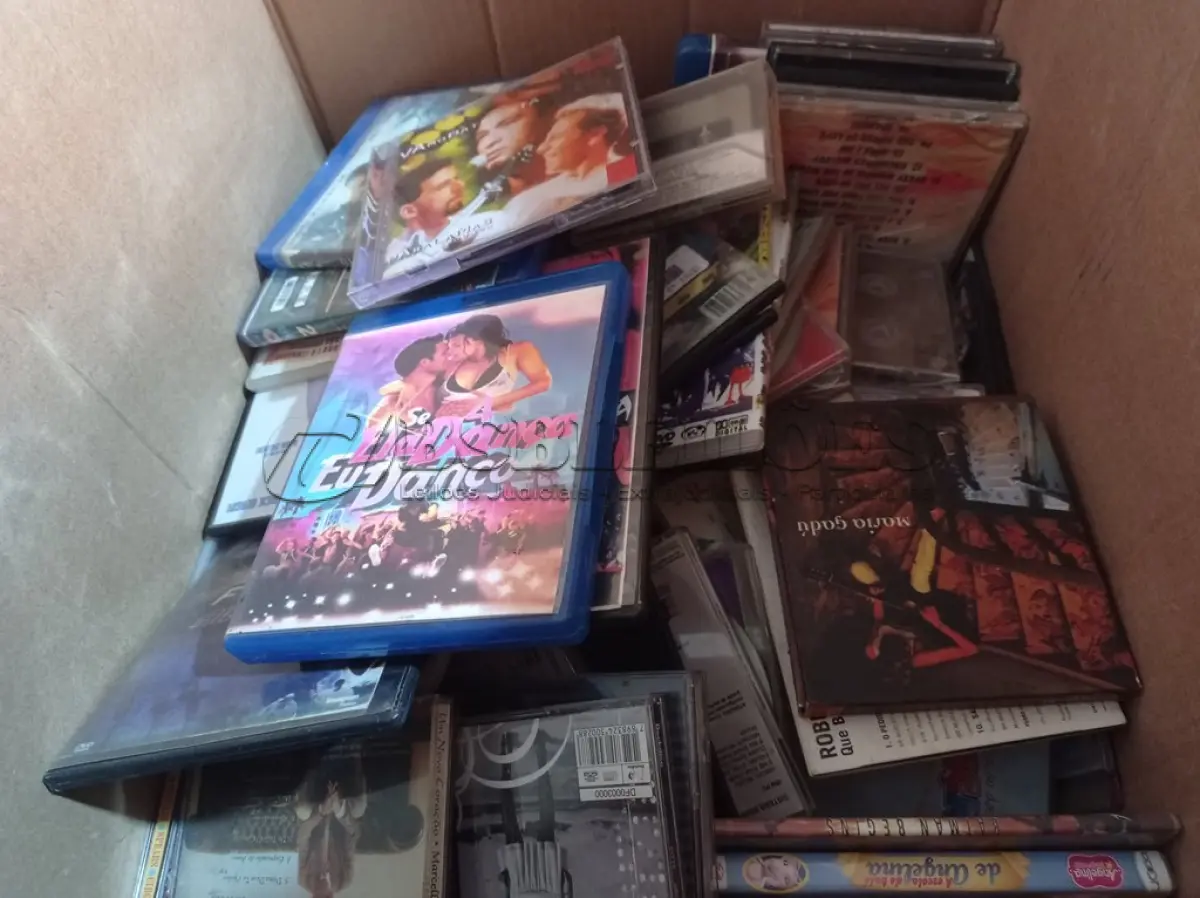 LOTE 452 - 01 LOTE COM DIVERSOS CDS. (NO ESTADO) ATENÇÃO! FAZER A VISITAÇÃO ANTES DE ARREMATAR, NÃO SABEMOS SE FUNCIONA. LEILÃO NÃO TEM GARANTIA E NEM DEVOLUÇÃO, SUJEITO A POSSÍVEIS AVARIAS VISÍVEIS/OCULTAS E/OU AUSÊNCIA DE COMPONENTES.