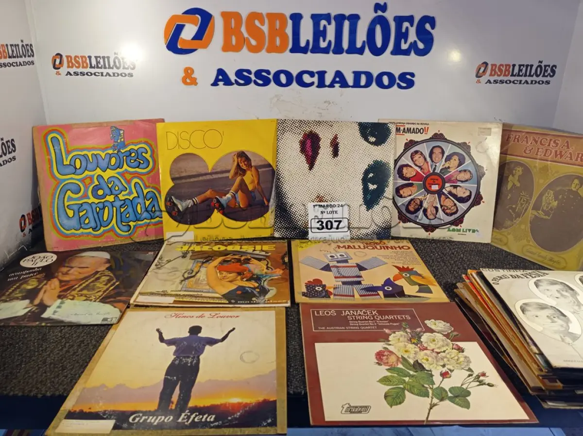LOTE 307 - 01 LOTE COM VÁRIOS DISCOS DE VINIL. (NO ESTADO) ATENÇÃO! FAZER A VISITAÇÃO ANTES DE ARREMATAR, NÃO SABEMOS SE FUNCIONA. LEILÃO NÃO TEM GARANTIA E NEM DEVOLUÇÃO, SUJEITO A POSSÍVEIS AVARIAS VISÍVEIS/OCULTAS E/OU AUSÊNCIA DE COMPONENTES.