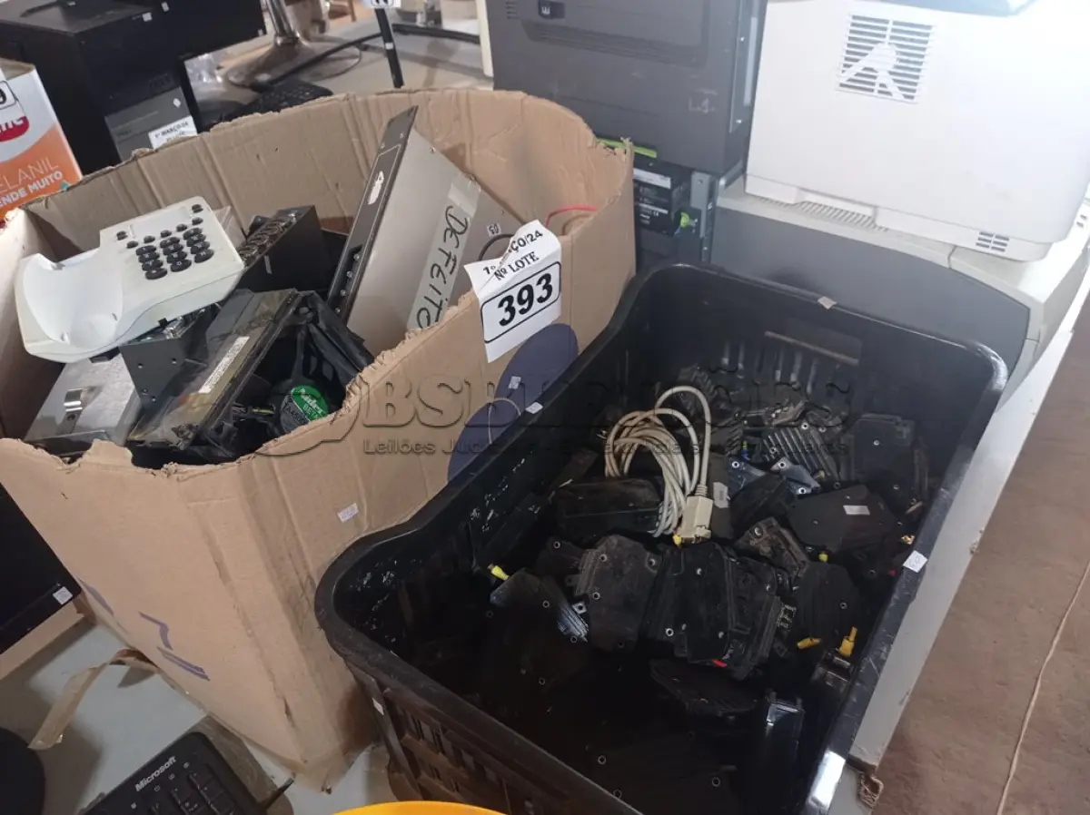 LOTE 393 - 01 LOTE COM DISJUNTORES E MATERIAIS DIVERSOS. (NO ESTADO) ATENÇÃO! FAZER A VISITAÇÃO ANTES DE ARREMATAR, NÃO SABEMOS SE FUNCIONA. LEILÃO NÃO TEM GARANTIA E NEM DEVOLUÇÃO, SUJEITO A POSSÍVEIS AVARIAS VISÍVEIS/OCULTAS E/OU AUSÊNCIA DE COMPONENTES.