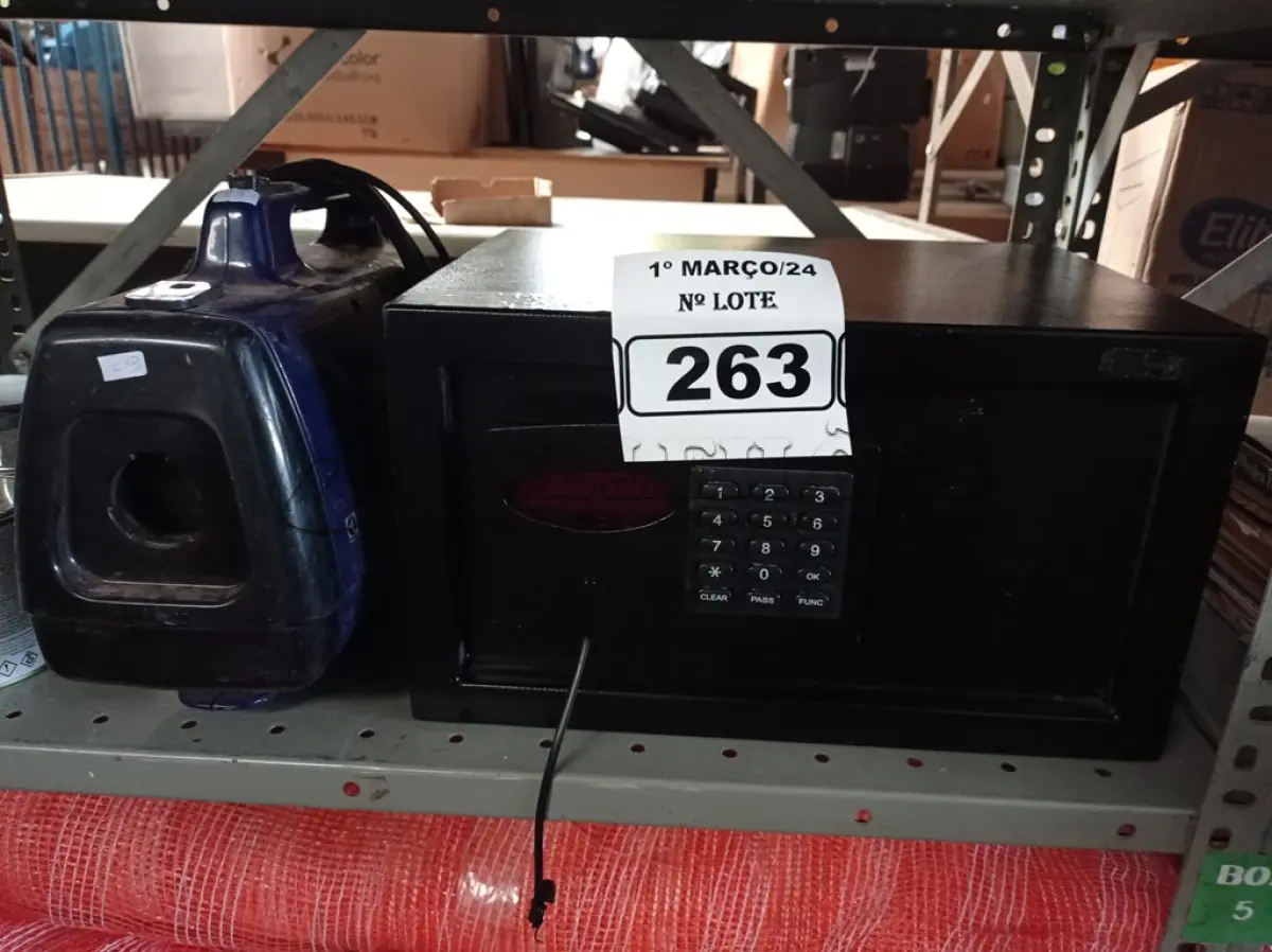 LOTE 263 - 01 COFRE E 01 ASPIRADOR DE PÓ INCOMPLETO. (NO ESTADO) ATENÇÃO! FAZER A VISITAÇÃO ANTES DE ARREMATAR, NÃO SABEMOS SE FUNCIONA. LEILÃO NÃO TEM GARANTIA E NEM DEVOLUÇÃO, SUJEITO A POSSÍVEIS AVARIAS VISÍVEIS/OCULTAS E/OU AUSÊNCIA DE COMPONENTES.