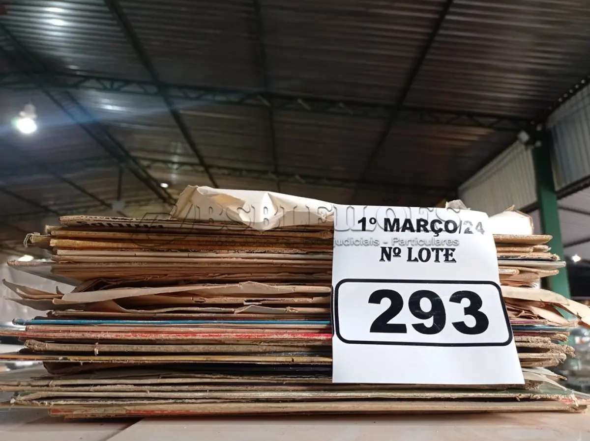 LOTE 293 - 01 LOTE COM VÁRIOS DISCOS DE VINIL. (NO ESTADO) ATENÇÃO! FAZER A VISITAÇÃO ANTES DE ARREMATAR, NÃO SABEMOS SE FUNCIONA. LEILÃO NÃO TEM GARANTIA E NEM DEVOLUÇÃO, SUJEITO A POSSÍVEIS AVARIAS VISÍVEIS/OCULTAS E/OU AUSÊNCIA DE COMPONENTES.