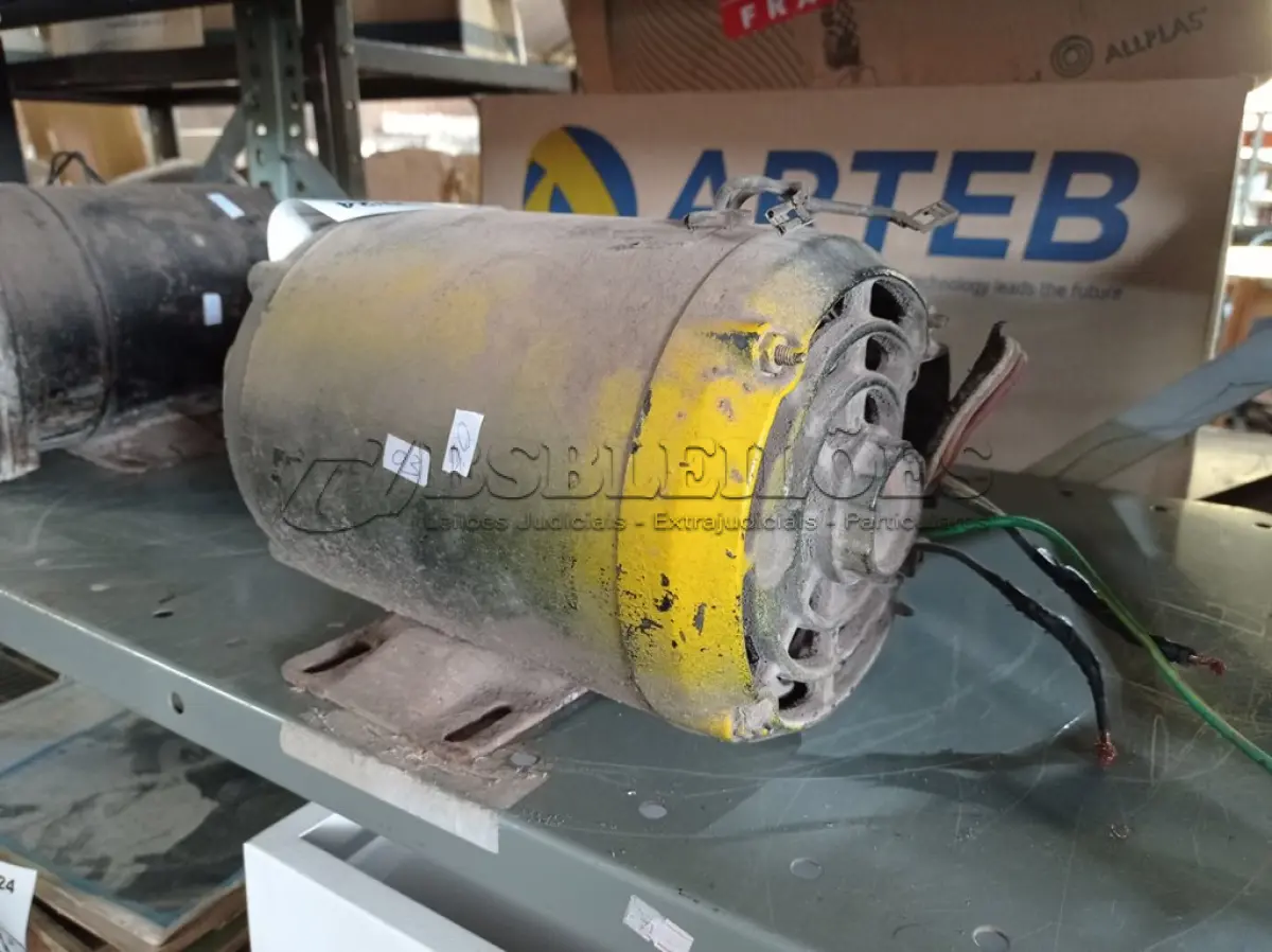 LOTE 203 - 01 MOTOR ELÉTRICO. (NO ESTADO) ATENÇÃO! FAZER A VISITAÇÃO ANTES DE ARREMATAR, NÃO SABEMOS SE FUNCIONA. LEILÃO NÃO TEM GARANTIA E NEM DEVOLUÇÃO, SUJEITO A POSSÍVEIS AVARIAS VISÍVEIS/OCULTAS E/OU AUSÊNCIA DE COMPONENTES.