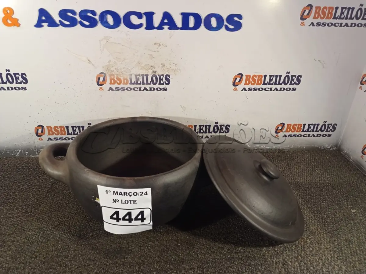 LOTE 444 - 01 PANELA DE BARRO. (NO ESTADO) ATENÇÃO! FAZER A VISITAÇÃO ANTES DE ARREMATAR, NÃO SABEMOS SE FUNCIONA. LEILÃO NÃO TEM GARANTIA E NEM DEVOLUÇÃO, SUJEITO A POSSÍVEIS AVARIAS VISÍVEIS/OCULTAS E/OU AUSÊNCIA DE COMPONENTES.