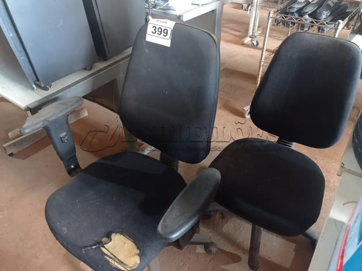 LOTE 399 - 02 CADEIRAS DE ESCRITÓRIO COM BASE GIRATÓRIA. (NO ESTADO) ATENÇÃO! FAZER A VISITAÇÃO ANTES DE ARREMATAR, NÃO SABEMOS SE FUNCIONA. LEILÃO NÃO TEM GARANTIA E NEM DEVOLUÇÃO, SUJEITO A POSSÍVEIS AVARIAS VISÍVEIS/OCULTAS E/OU AUSÊNCIA DE COMPONENTES.
