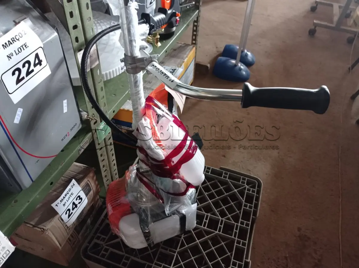 LOTE 219 - 01 ROÇADEIRA A GASOLINA MARCA STIHL MODELO FS-290 POTÊNCIA 2,7CV 62 CILINDRADAS (NOVA). (NO ESTADO) ATENÇÃO! FAZER A VISITAÇÃO ANTES DE ARREMATAR, NÃO SABEMOS SE FUNCIONA. LEILÃO NÃO TEM GARANTIA E NEM DEVOLUÇÃO, SUJEITO A POSSÍVEIS AVARIAS VISÍVEIS/OCULTAS E/OU AUSÊNCIA DE COMPONENTES.