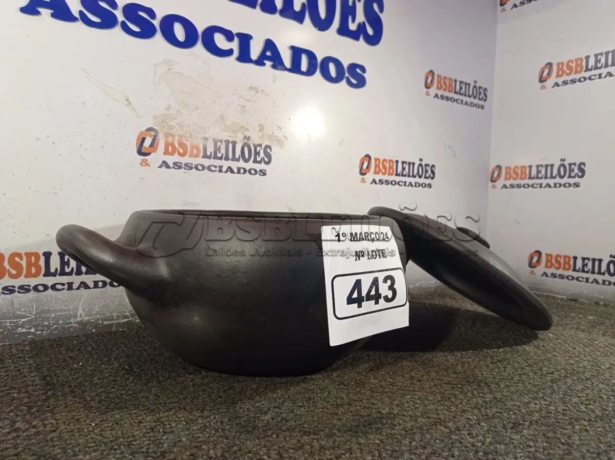 LOTE 443 - 01 PANELA DE BARRO. (NO ESTADO) ATENÇÃO! FAZER A VISITAÇÃO ANTES DE ARREMATAR, NÃO SABEMOS SE FUNCIONA. LEILÃO NÃO TEM GARANTIA E NEM DEVOLUÇÃO, SUJEITO A POSSÍVEIS AVARIAS VISÍVEIS/OCULTAS E/OU AUSÊNCIA DE COMPONENTES.