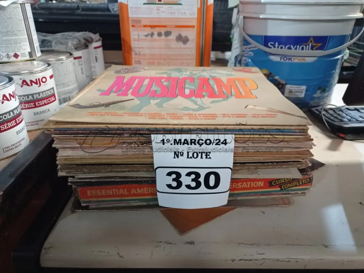 LOTE 330 - 01 LOTE COM VÁRIOS DISCOS DE VINIL. (NO ESTADO) ATENÇÃO! FAZER A VISITAÇÃO ANTES DE ARREMATAR, NÃO SABEMOS SE FUNCIONA. LEILÃO NÃO TEM GARANTIA E NEM DEVOLUÇÃO, SUJEITO A POSSÍVEIS AVARIAS VISÍVEIS/OCULTAS E/OU AUSÊNCIA DE COMPONENTES.